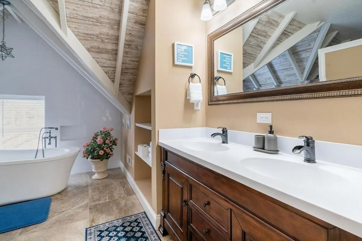 4 Bedroom Luxe Home In Brewery District Columbus